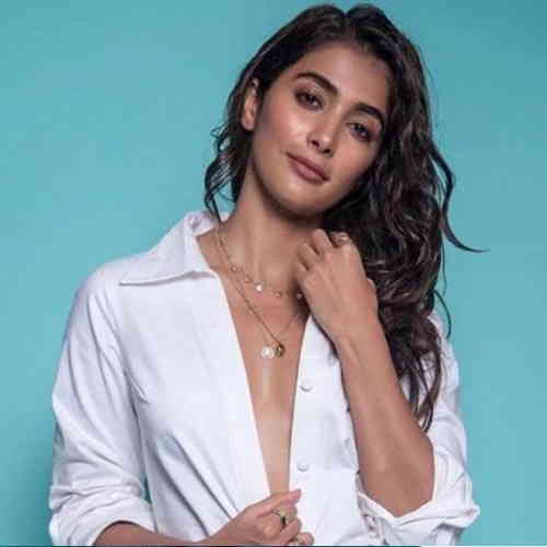 Pooja Hegde to appear in a glamorous look with Akhil Akkineni