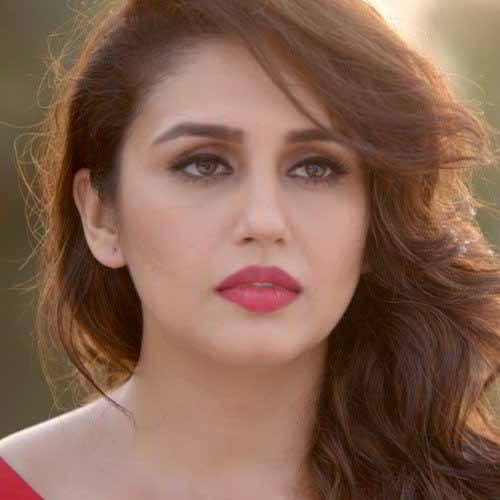 Huma Qureshi shares stage with Netflix co-founder
